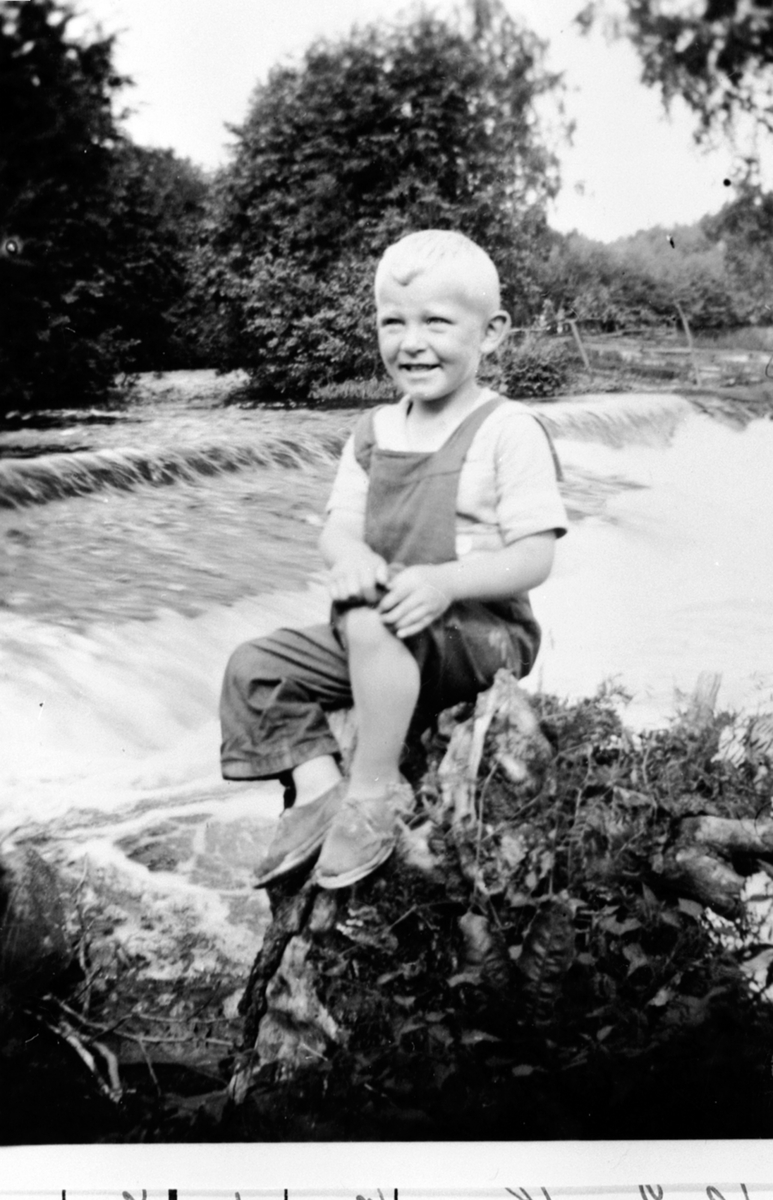 Steinar Gullberg ved flomdiger Moelva, Ringsaker. Mølledammen ved Bruvoll mølle.