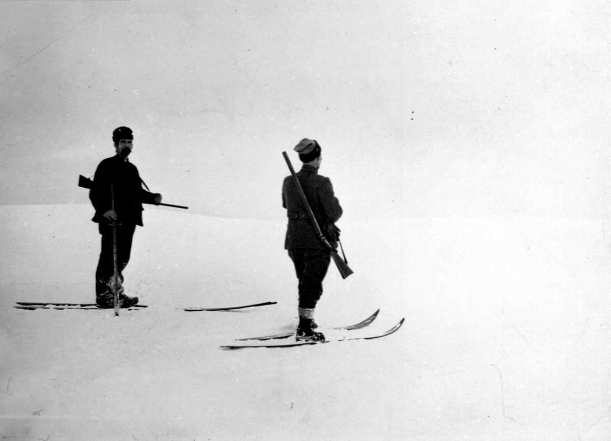 2 jegere, menn på ski med gevær, jakt, Ringsakerfjellet.