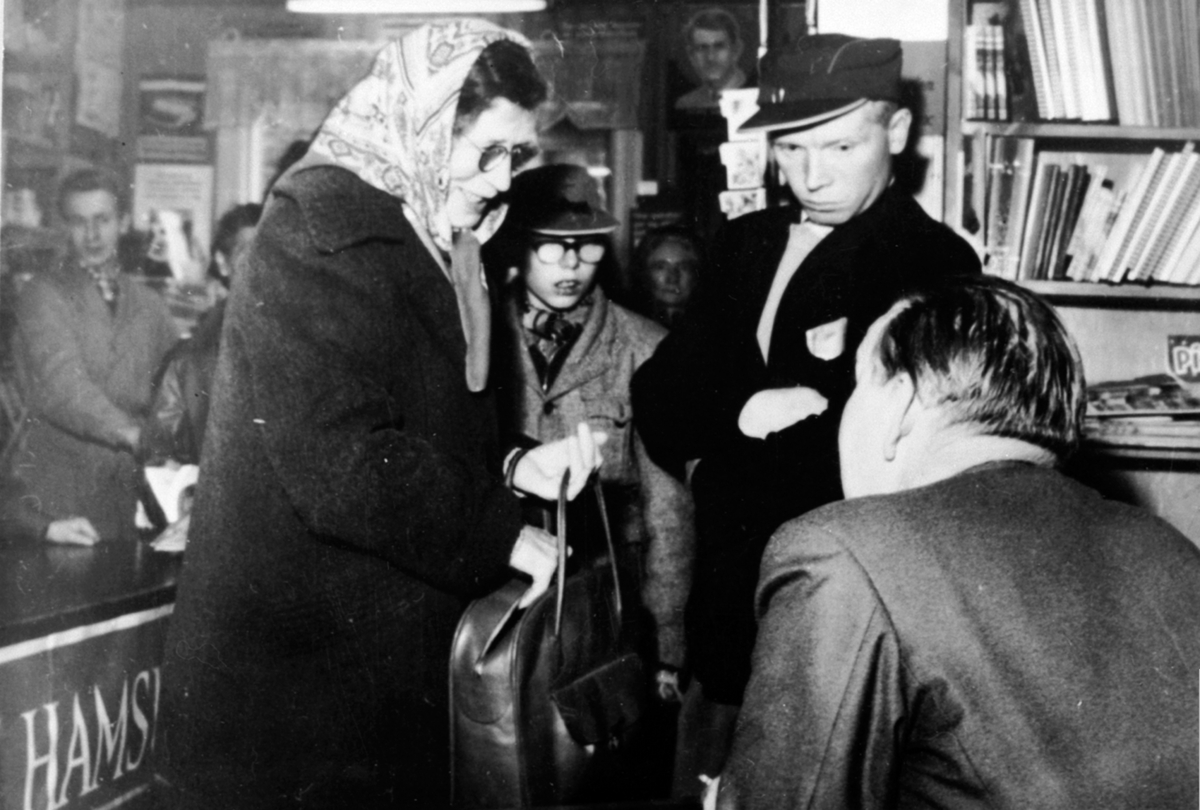 Boksignering med Alf Prøysen i Moelv Bok og Papirhandel, Moelv. Mye folk.