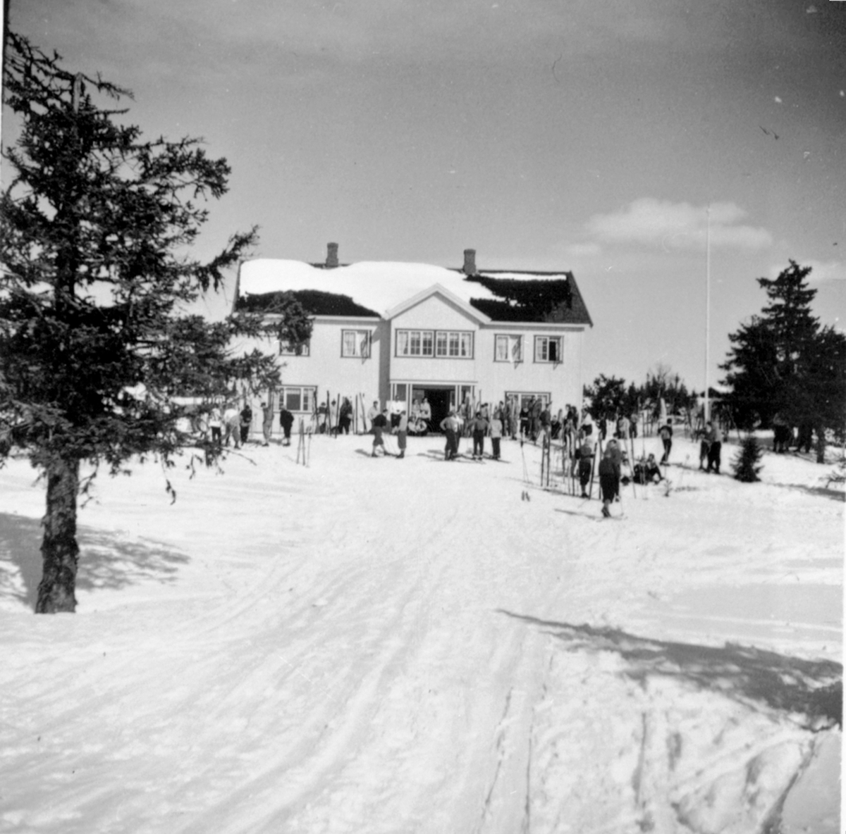 Eksteriør, Hygga fjellkro, påsketurister på ski, Ljøsheim, Ringsakerfjellet.