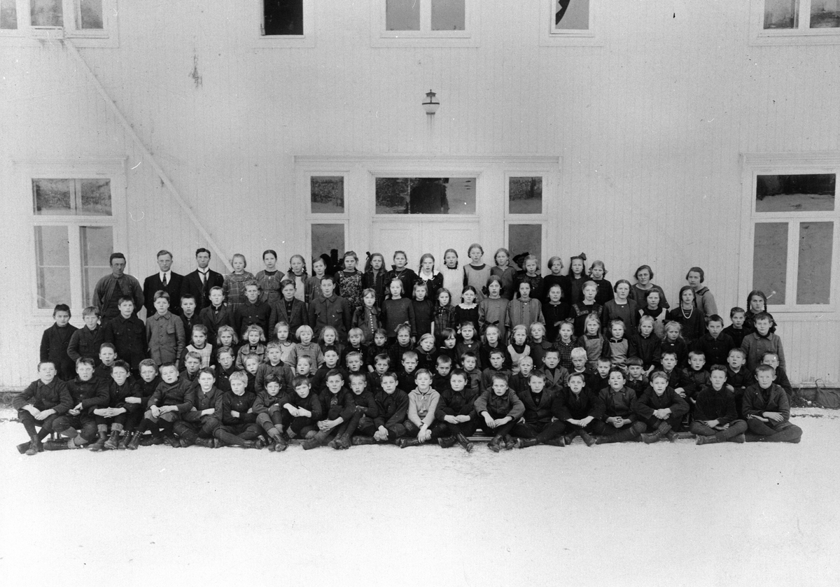 Elever og lærere ved Furu skole, Veldre, Ringsaker. Alf Prøysen er nummer tre fra høyre i andre rekke. Alf gikk i andre klasse. Helene Bangen, som gikk i samme klasse som Alf Prøysen, er nummer 11 i tredje rekke fra venstre på bildet. Hun har pannebånd og en medaljong rundt halsen. Helene ble født 9. oktober 1914 og er datter av Peder Fjeldstad og Dortea Eli Ansteendatter, Simenstad gård på Rudshøgda. Hun er døpt Helene Pederdatter Fjeldstad. Artikkelen om henne og om det hun kjente til Prøysen, stod på trykk i Østlendingen lørdag 01. 02. 2014. Artikkelen blir også lagt ut på nett med en video.