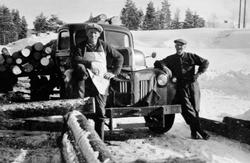 Transport av tømmer med lastebil, en Ford modell 1946-47, Er