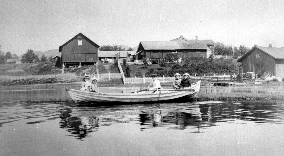 Ringsaker, Moelv, Flom i Mjøsa 1927, 6 barn i robåt, Sigtbakken (378/4) ved Strand Brænderi,