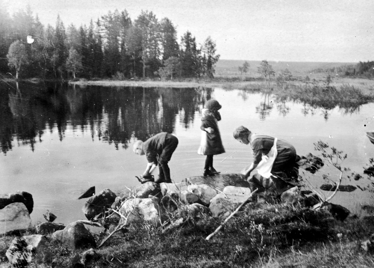 Ved Næra i Buvika, Næroset, Ringsaker. Lager bål til kaffekoking.