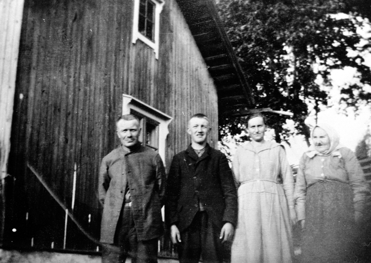 Utenfor huset i Engeland, Helgøya. Adolf Pedersen Sund Lier (1884-1967), Johan Engeland (1908-1981), Albertine Johansdatter Engeland (1884-1955), Lise Andersdatter Engeland (1846-1934).