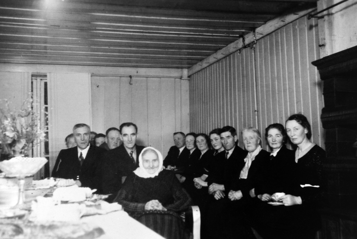 Feiring av budeie Anne Sjørengens 90-årsdag i drengestua på Tjerne gård, Gaupen, Ringsaker.