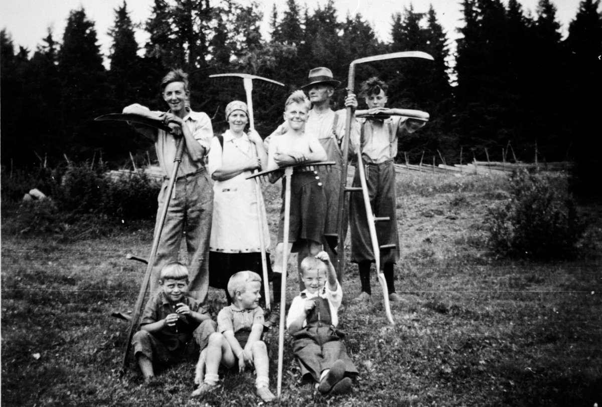 Slåttonn, familien Skaugen, bak fra h: Sverre, Elise, Paul, Petter, Kåre, foran v: Helge Solberg, Arve Solberg, Eivind Per Skaugen, Haukåsen, Veldre i Ringsaker. 