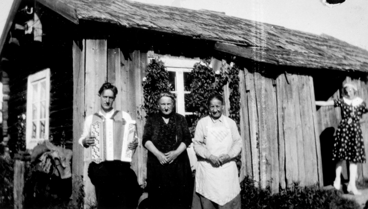 Husmannsplassen Svebakken under Ulven gard, Ringsaker. Lulie Ottesen, Meria Svebakken i midten, ukjent mann med trekkspill.