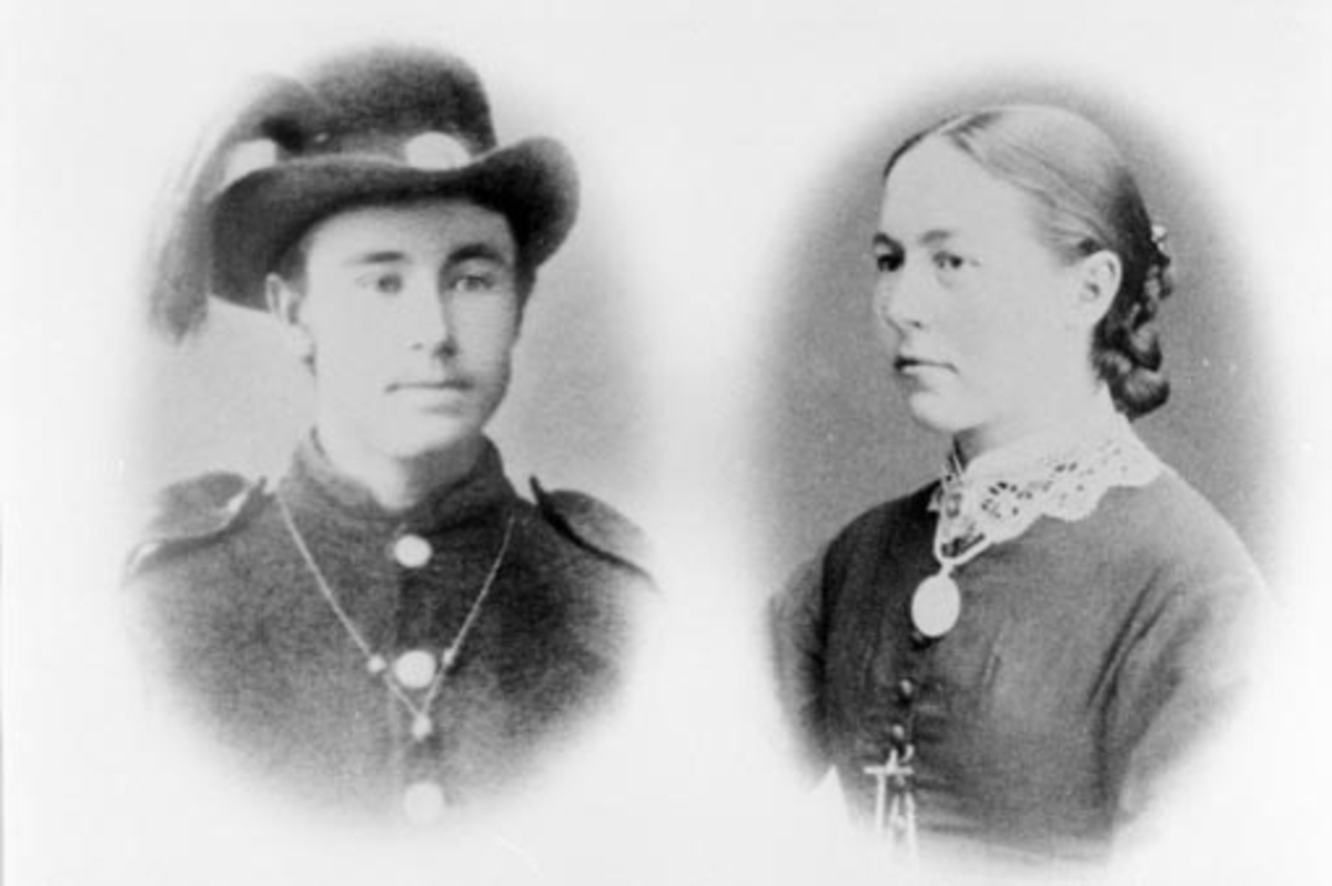 Even Kristiansen Haugom (1861-1959) i uniform og Karoline Olsdatter Haugom (1866-1950) fra Haugom, Stavsjø, Hedmark.