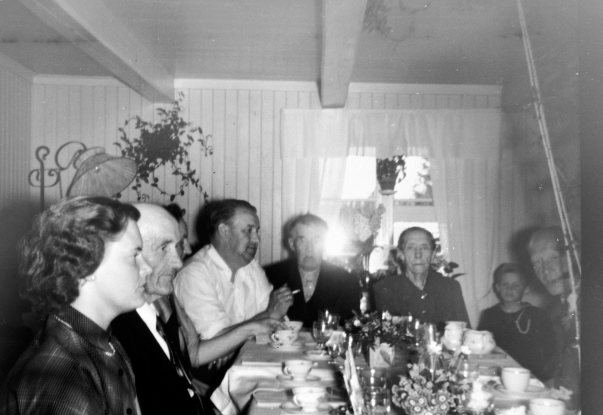 Ringsaker, Rudshøgda, Prøysentua ved Præstvægen, Julie Andreassen (1879-1961) og Olaf Andreassen (1880-1959), gullbryllup i 1957, giftet seg 31. mai 1907, Julie Prøysen og Olaf Prøysen foreldre til Alf Prøysen, Rundt dekket festbord på gullbryllupsdagen, fra venstre er Reidun Øygarden, Johannes Øygarden, Else Prøysen, Alf Prøysen, Olaf Prøysen, Julie Prøysen, ukjent barn, Alfred Knudsen,