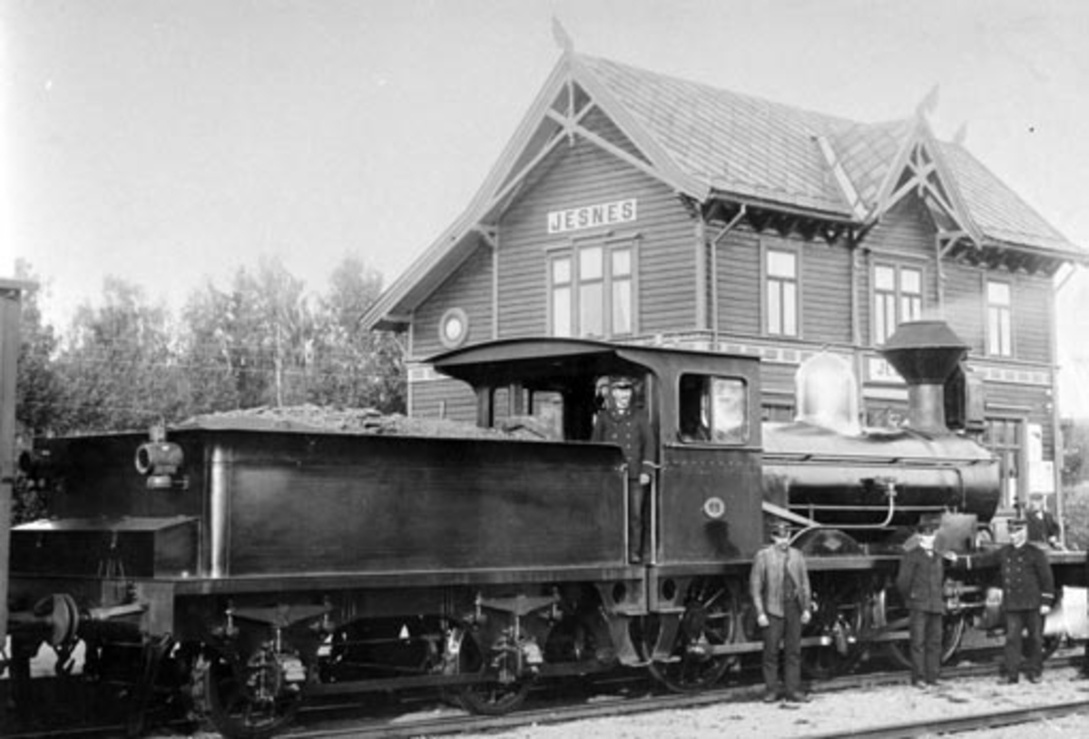 Eksteriør, Jessnes stasjon, lokomotiv nr. 65, NSB jernbaneansatte rundt lokomotivet. Furnes, Ringsaker.