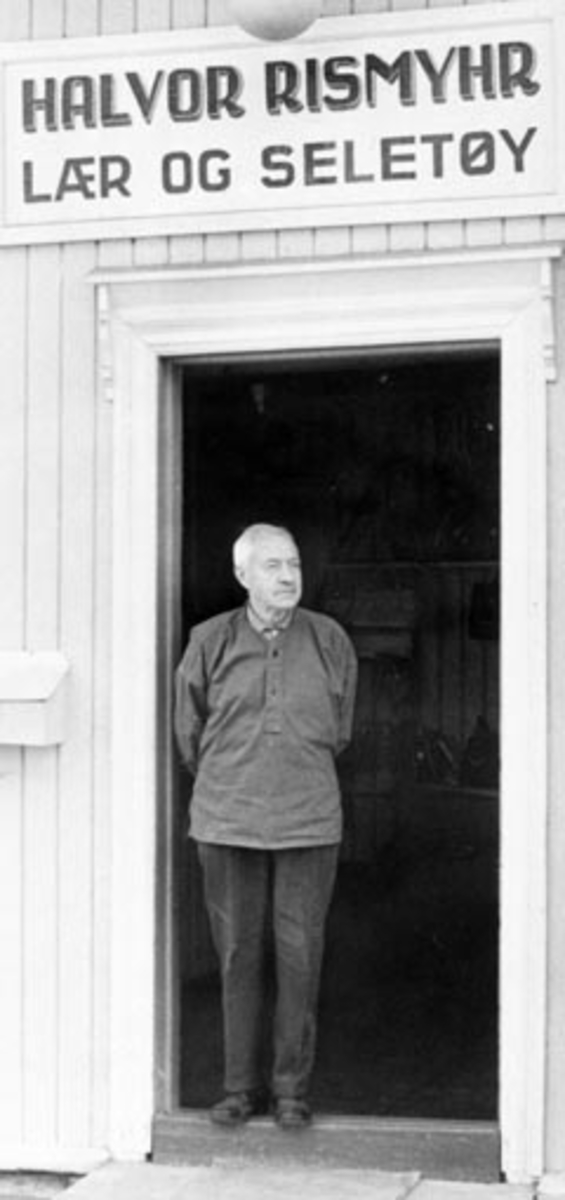 Garver/salmaker Halvor Rismyhr, i butikkdøra, lær og seletøy, Gamlegata, Brumunddal.