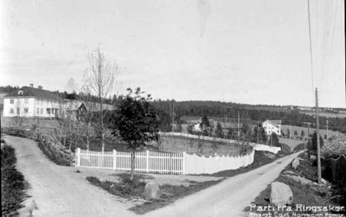 Postkort, Hasselbakken, Rudshøgda, Ringsaker. Føderrådsbygning for Løken gård. Furu skole i bakgrunnen.