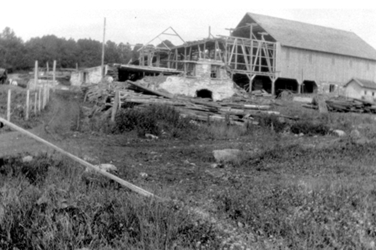 Den gamle låven på Aske nordre, Nes, Hedmark rives og settes opp igjen i 1925-1927.