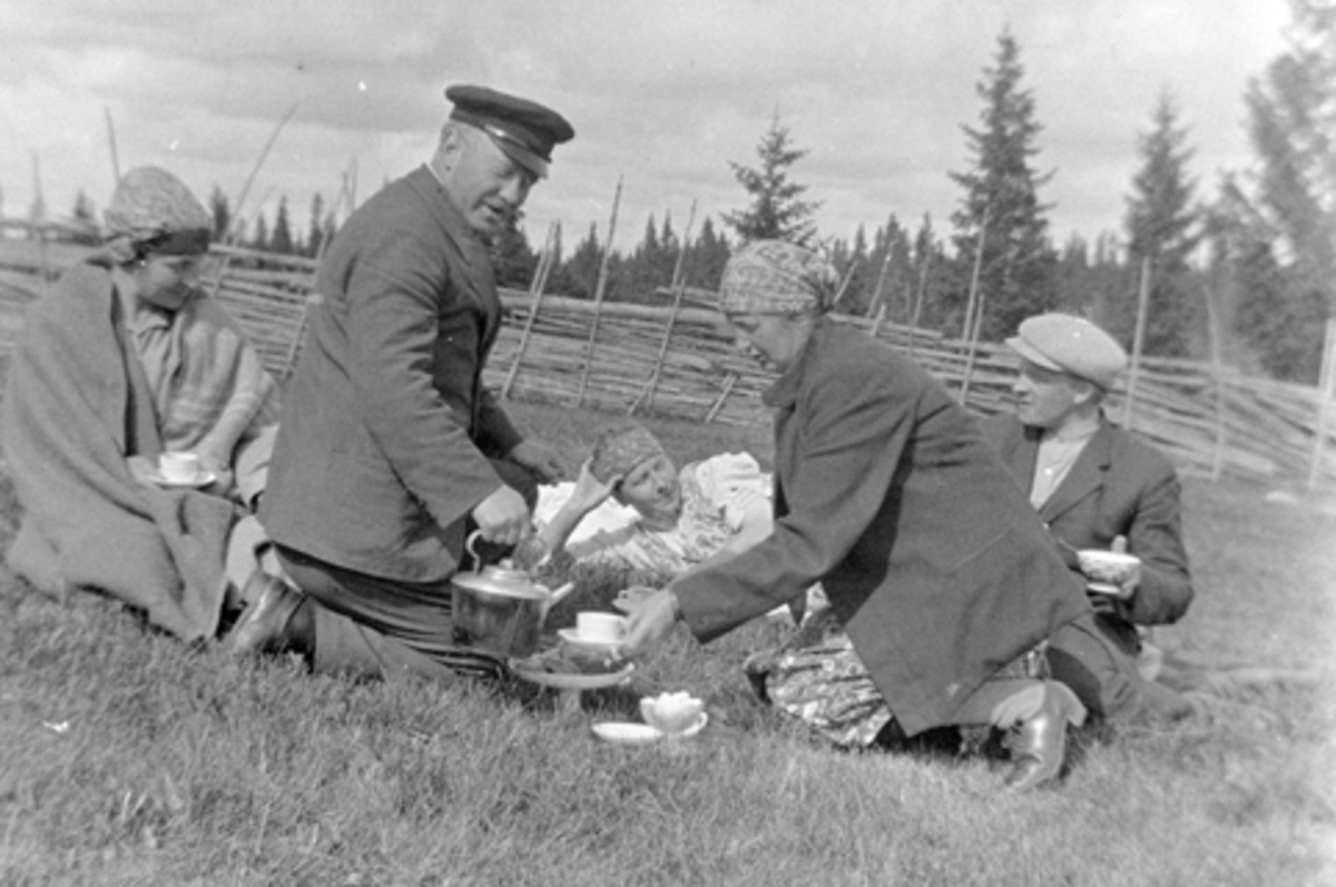 Matrast på fjelltur, Bjønnåsen, Ringsakerfjellet. Fra venstre er Kari Tingelstad, Ola Tingelstad, fru Johansen, Kristine Langmyhr, Johansen på brenneriet.