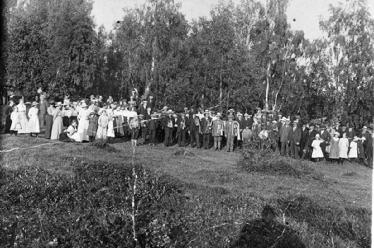 Stor gruppe, Nordåsen Musikkforening, Hemmakoret, blåseinstrumenter, Nebbsletta, Bjørgeberget, Brumunddal.