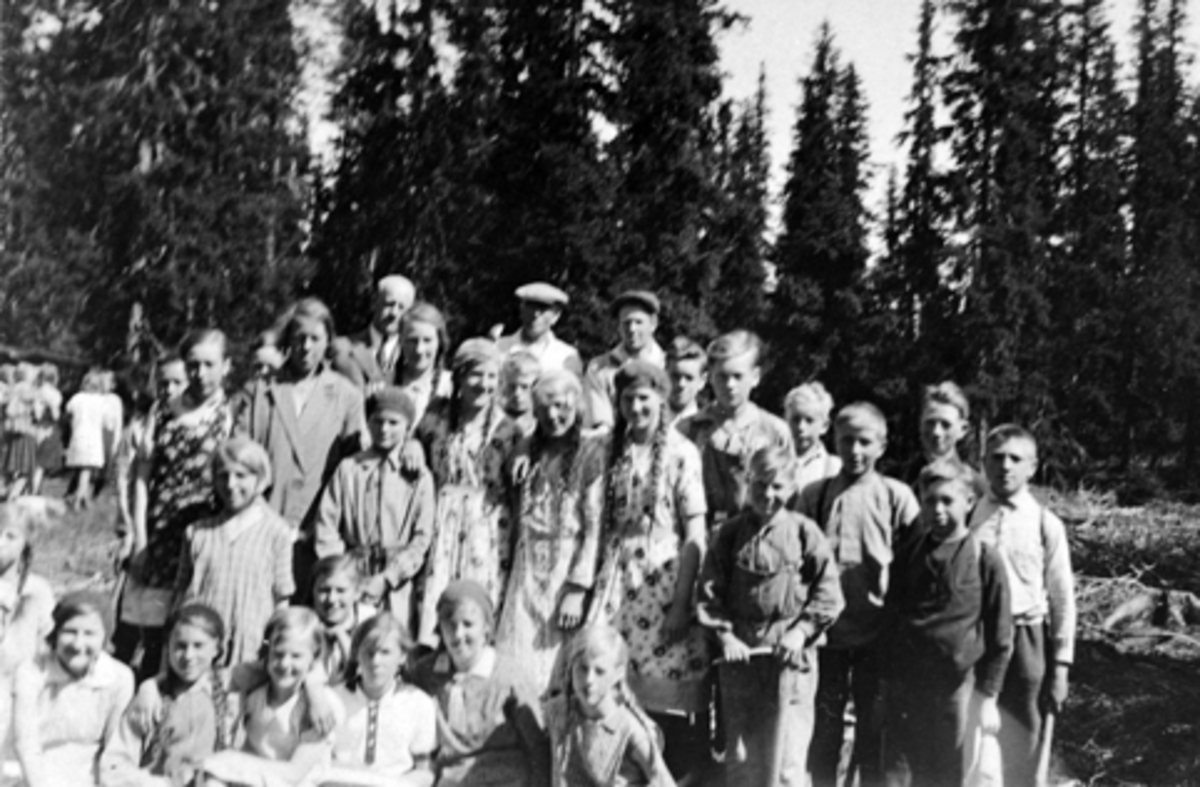 Elever fra Mauset skole, Brumunddal på skogplanting i Ruskåsen.