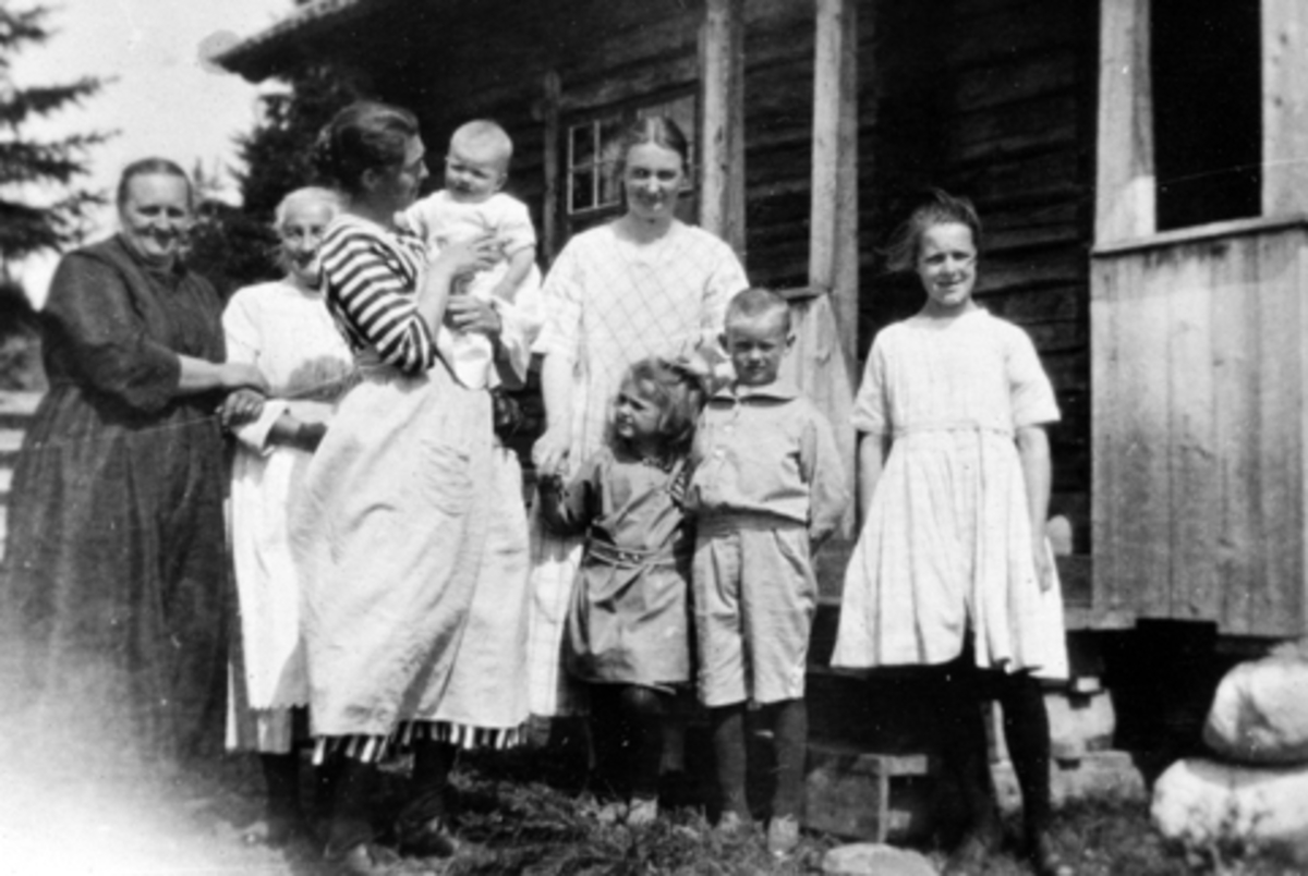 Ukjente kvinner og barn på Lauvlia seter, Ringsakerfjellet i 1923.