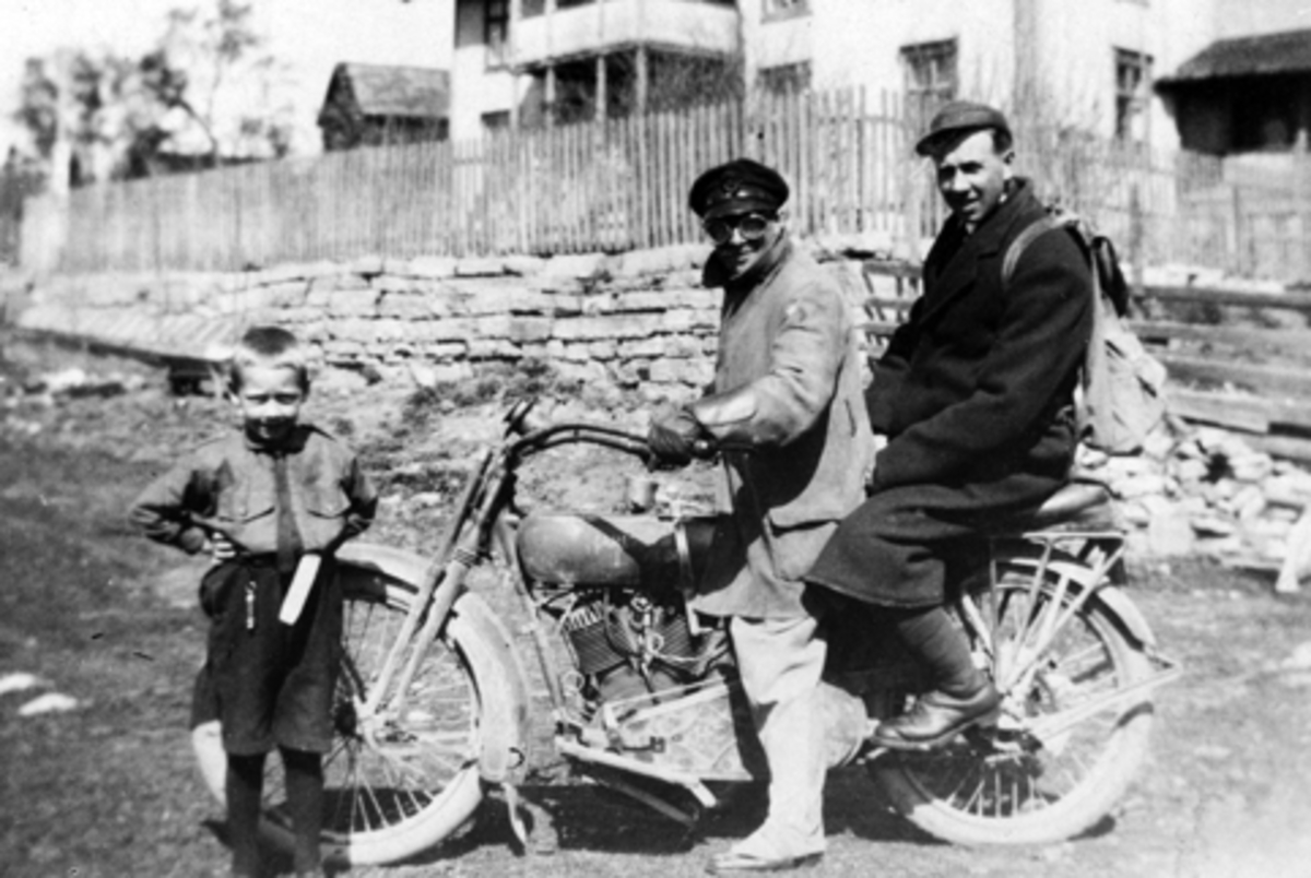 Fra venstre er Erling Feiring (1915-1988), ukjent og Asbjørn Feiring (1882-1967). Motorsykkel på tunet på Bjørnstad, Nes, Hedmark. Klar for tur til Løvlia seter.