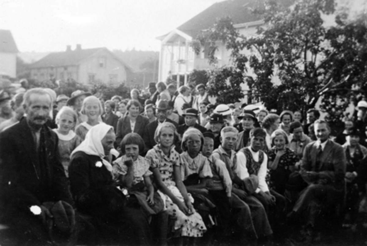 Olsokmesse på Østre Baldishol gard, Nes, Hedmark, 29.7.1937, Prest A. Lund forettet for en stor forsamling på tunet.