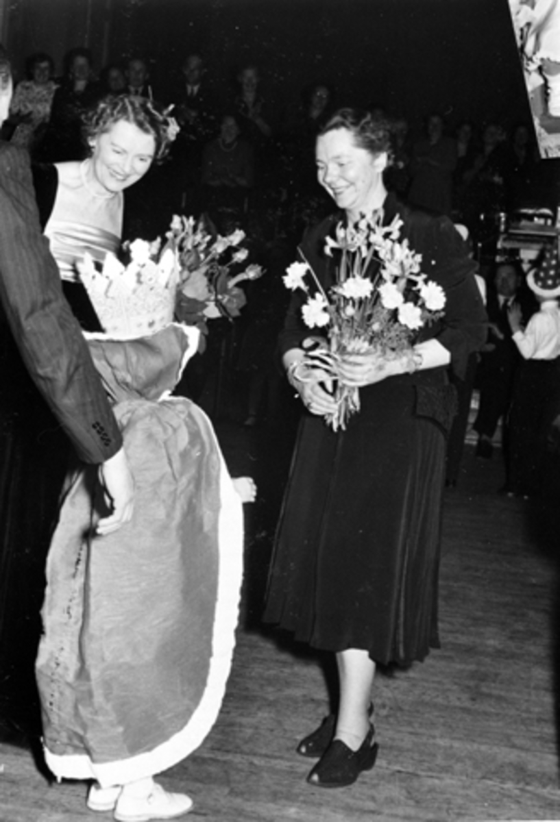 Danseskoleavslutning i Festiviteten, Hamar. Elisabeth Sandberg har spillt piano og får overrakt blomster av "prinsesse" Toril Feiring.