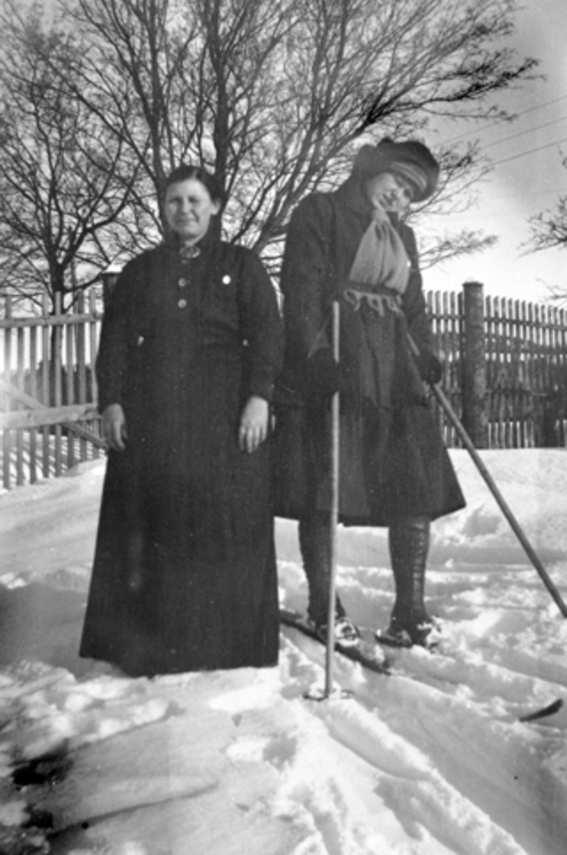 Dina Lier og datter Marie med ski på, Mørkved store, Ringsaker.