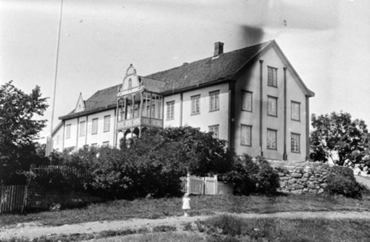 Margrethe Louise Kildal (Babs) f. 1911 foran hovedbygningen på Hoel gård, Nes, Hedmark.
