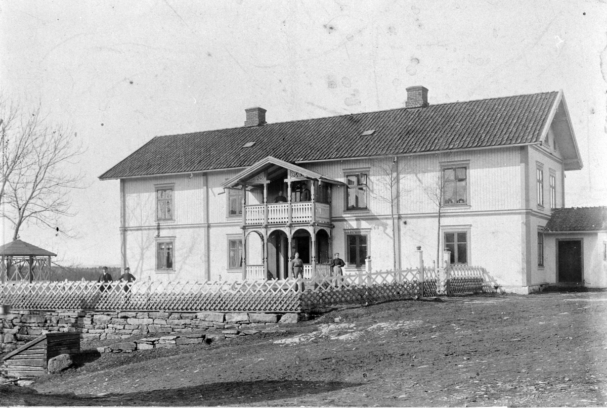 Hovedbygningen, lysthus på Huse øvre, Nes, Hedmark. Familie på  tunet,