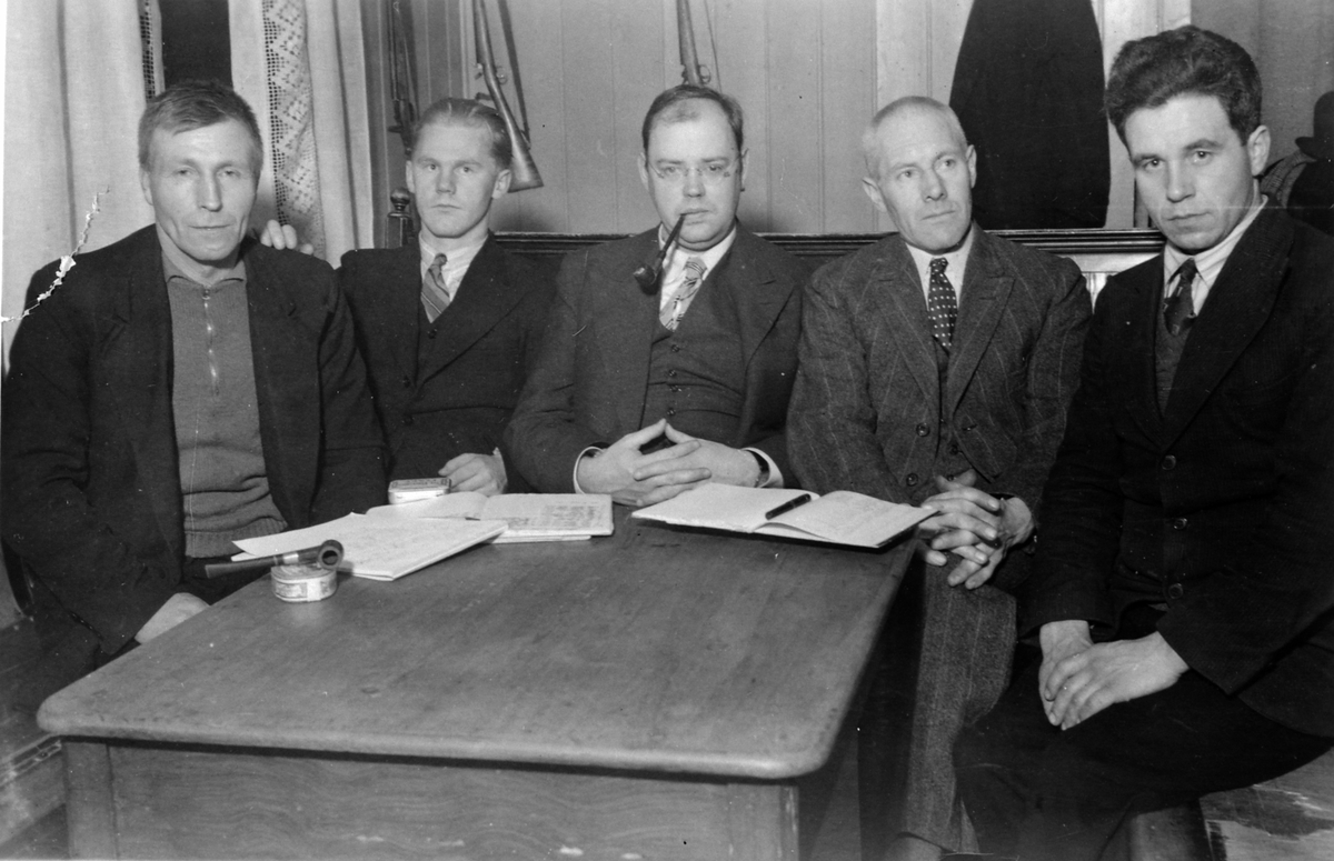 Furusethkafeen ca. 1937, møte i skøytegruppa i Moelv Idrettslag. Fra venstre er Ottar Larsen, Erling Bjerke, Alf Gustavsen, Petter Reppe, Johs. Nordhagen. Salongrifler på veggen.