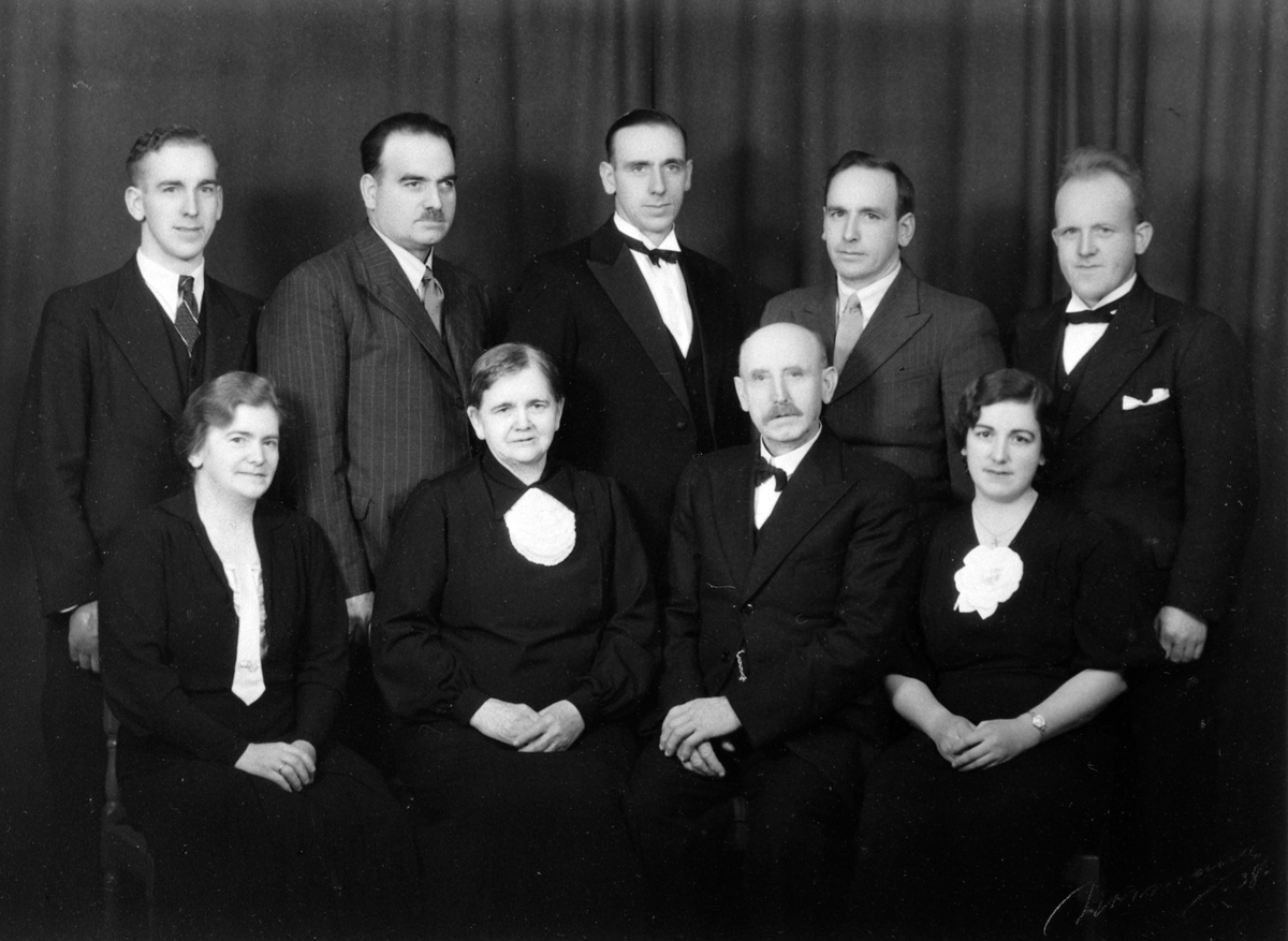 Karen (født Aaseth) og Ludvig Sandbakken med barn. Fra venstre er Birger, Adolf, Josef, Arvid og David, Anna og Martha. Fredheim, Brumunddal.