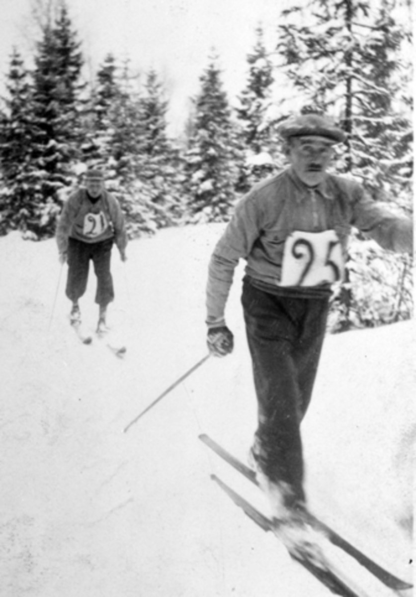 Veldre småbrukerlags skirenn, Kolden, 1941. Foran er Johan Knivlerud, Petter Skaugen.