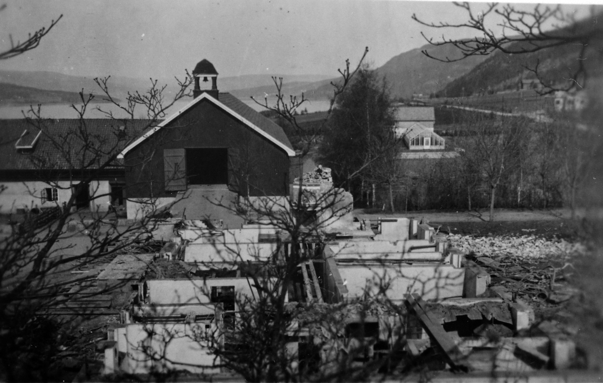 Ringsaker, Ring, Vea Hagebruksskole, branntomt av skolebygningen på Statens Hagebruksskole som skutt i brann under kampene med Tyskerne på Ring i april 1940, andre verdenskrig