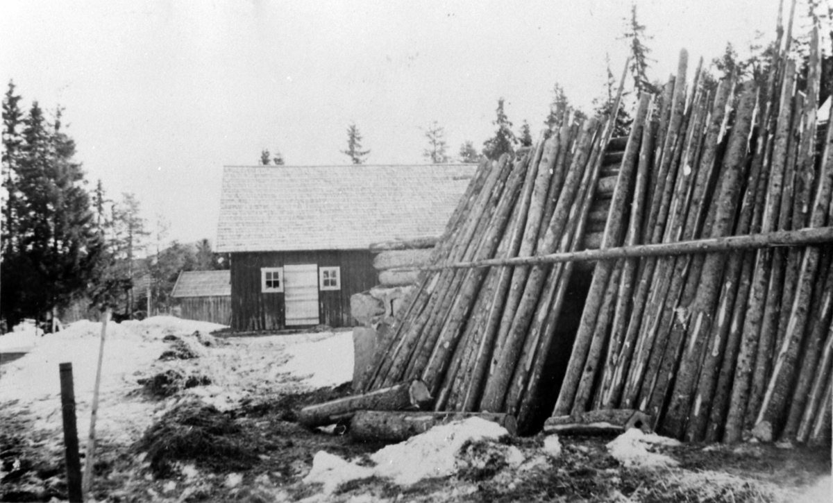 Forskansning på gårdsplassen hos Aksel Harby, krigen i Næroset, april 1940.