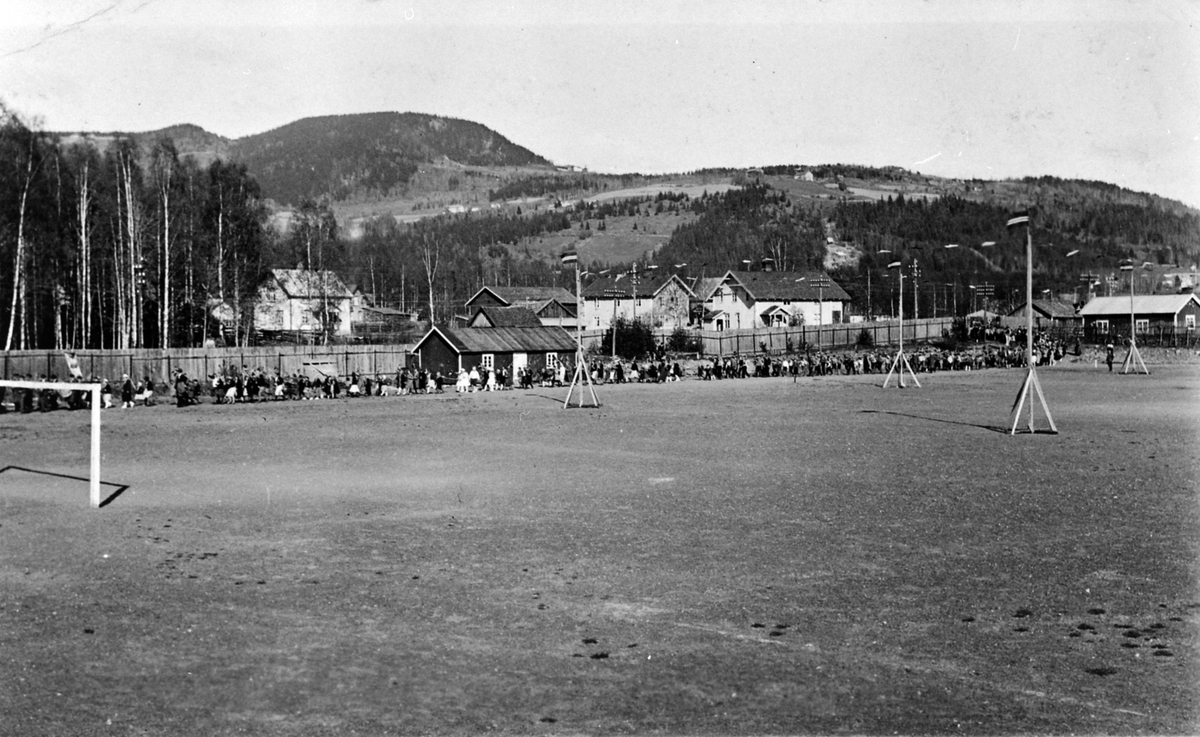 17. mai 1935. Frambana, Brumunddal, barn som leker.