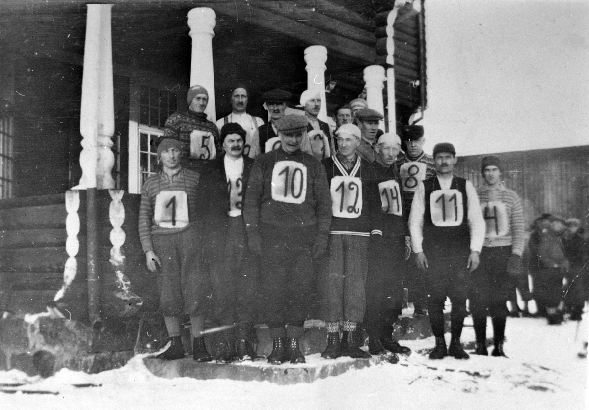 Langrenn for Veldre gubbelag ca. 1930-35. Foran fra venstre er Einar Åsvold, Einar Nilsen, Martin Helmersen, Per O. Haugli, Teodor Snekkersveen, Simen Nybakken, Sigurd Ramskaug, Bak fra venstre er Hans Houmb, Alfred Thorsen, Ole Rognlien, Jens Granvold, Rune Kåshagen, Jørgen Ellefsæther, Ole O. Skauen.