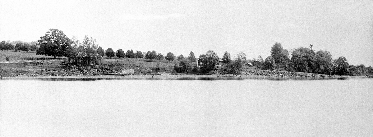 Stranda på Hoel gård med fabrikkstuene. Nes, Hedmark.