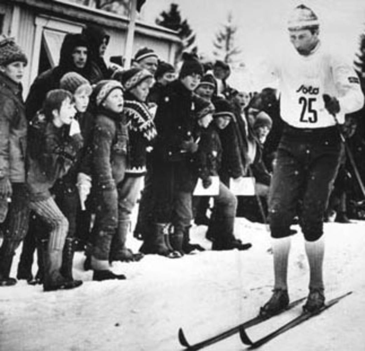 Harald Grønningen i farta, oppvisningsrenn ved travbanen, Brumunddal.