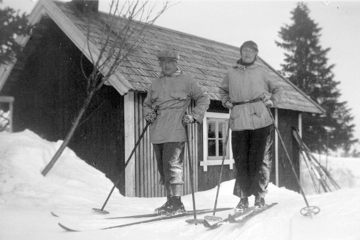 Oddlaug Bakke og tannlege David Hjelvik i skiantrekk på Ljøsheim, påsken 1935.