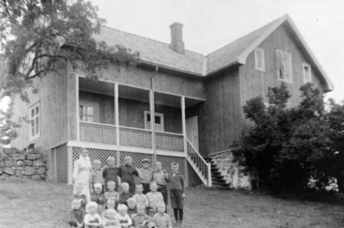 Borgen feriekoloni, senere Hagen behandlingshjem, Veldre, Ringsaker. Gruppe barn og voksne foran huset. Driften ble overtatt av Hamar Røde Kors og Hamar Sanitetsforening. Feriekolonien ble åpnet 30. 6. 1921.