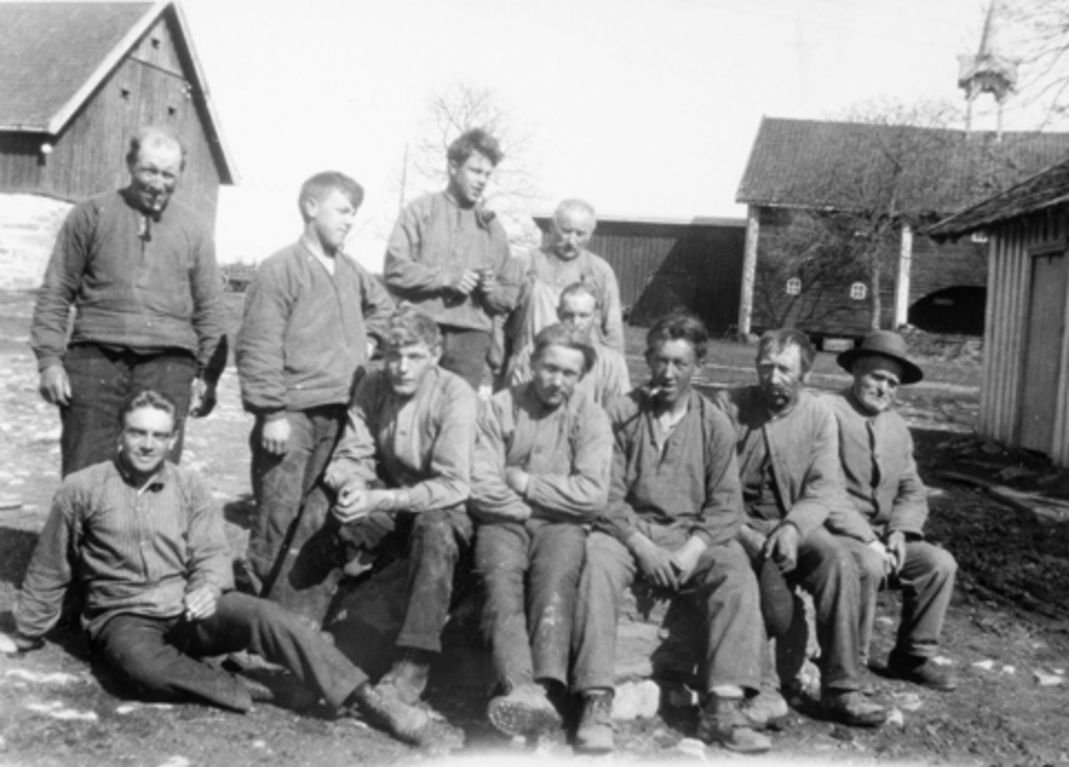 Gruppe arbeidskarer på Ousdal nordre, Nes, Hedmark. Ukjente.