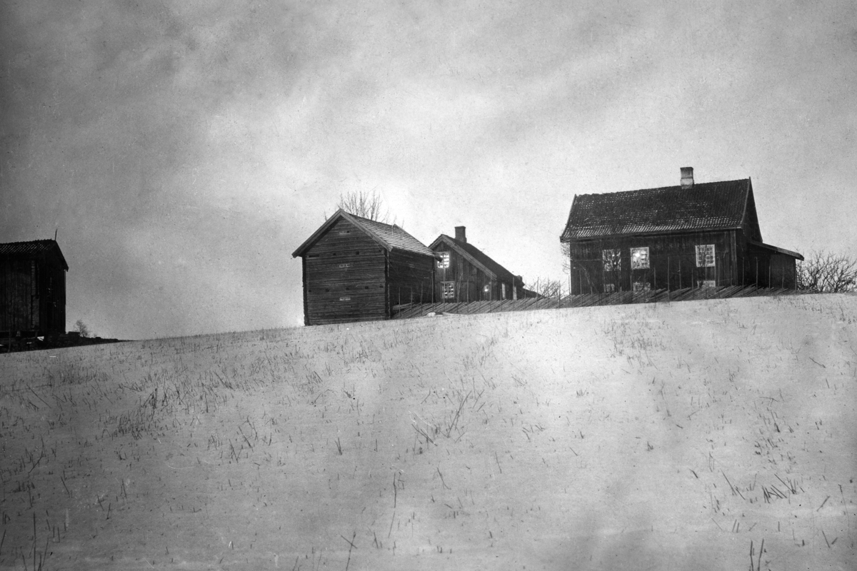 Brattberg gård, Ringsaker. Stabbur og stuebygninger. Bare det en stabburet står i dag.