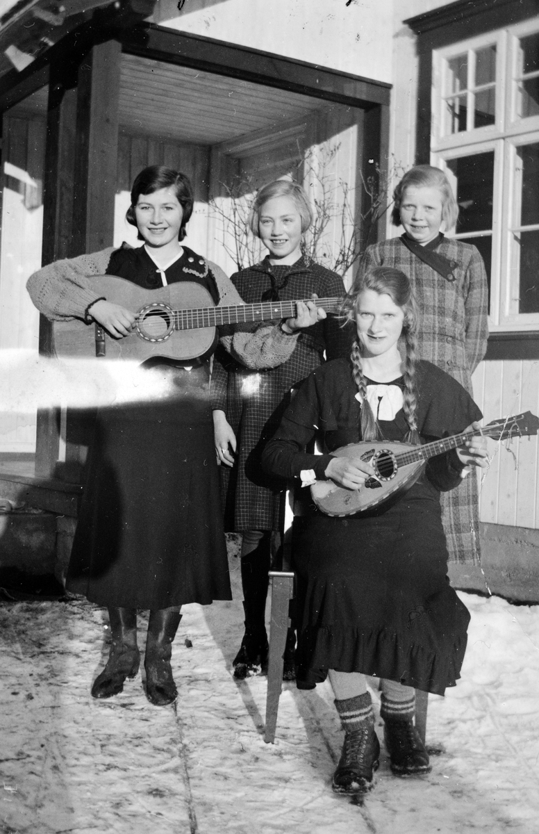 Mary Murstad i midten bak, ukjente jenter med instrumenter. 