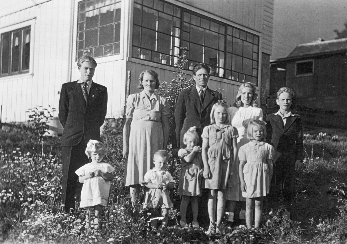 Familien Simensen omkring 1950. Foran f. v. Berit, Per, Grethe, og Inger. Bak f. v. Ole, Borghild, Peder, Borgny og Bjarne Simensen.