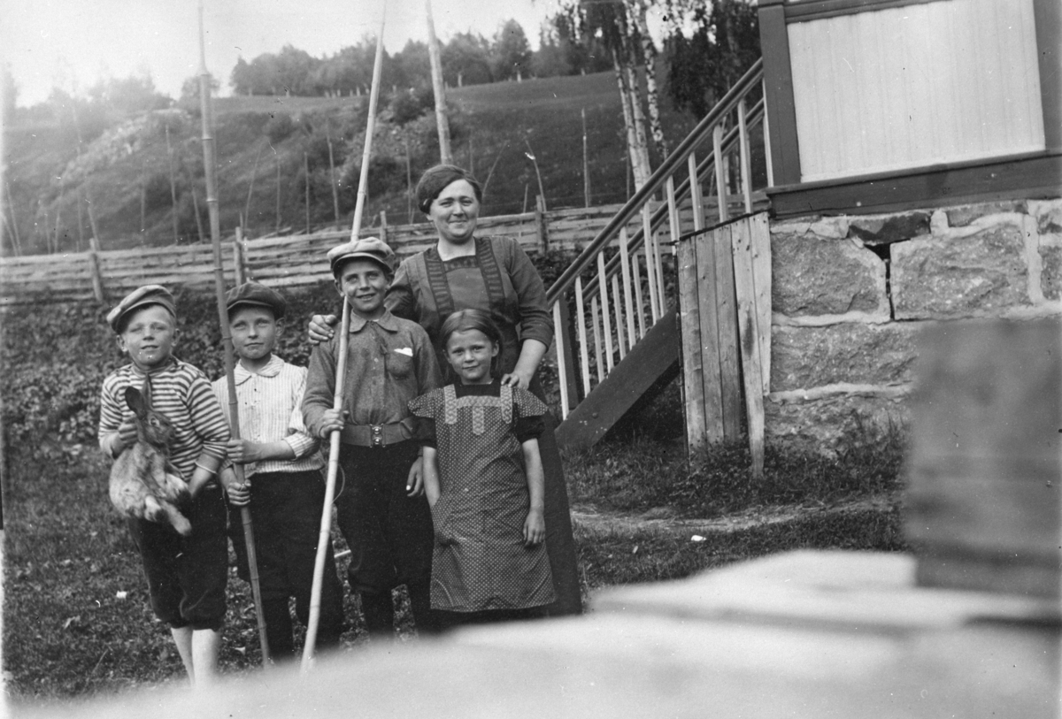 Ringsaker, Næroset, Kvisla, Emma Olsen (1879-1971) med datter Signe Christine (1907-) og sønnene Johannes Arvid (1902-) og Per Sigvald (1904-), Nummer to fra venstre er ukjent, kaniner og fiskestenger,