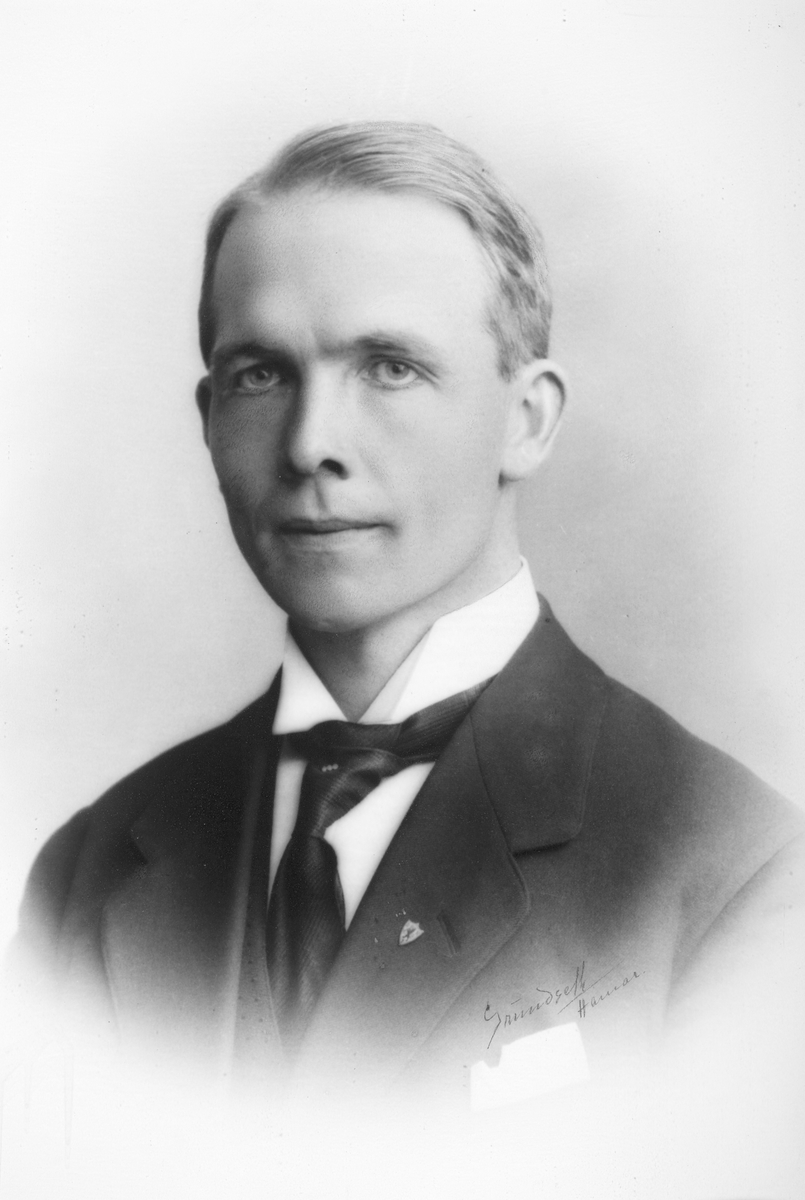 Knut Haugland, lærer ved Ringsaker Amtsskole  1916 - 1921