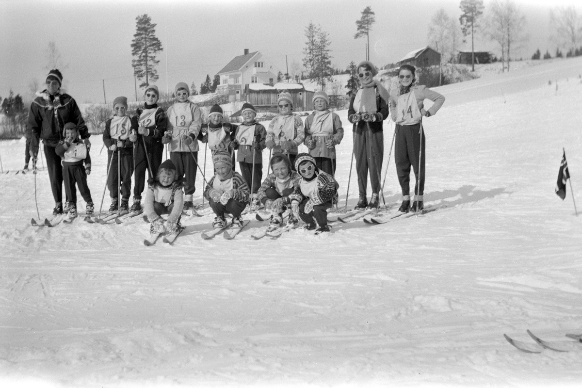 Julie Alfstads skiskole, Bekkevoldsbakken. Skiopplæring, barn, Brumunddal. T. v Julie Alfstad