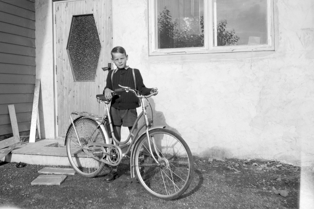 Mordal, Nygata 21,, Brumunddal, Gutt, sykkel, Nygata 21 med nytt tilbygg. Brede Mordal f. 1946. 