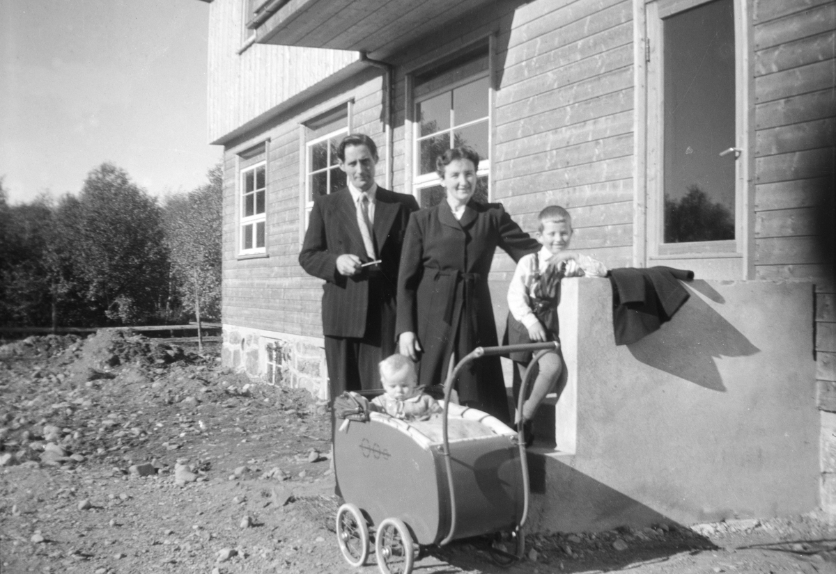 Nygata 21,, Brumunddal. John Mordal, Asbjørg Mordal, barn, barnevogn. Nygata 21 ferdig bygd sommeren 1946. John Mordal f. 1910, Asbjørg Mordal f. Stensrud 1913, Svein-Erik Mordal f. 1941, i vogn: Brede Mordal f. 25. 01. 1946.