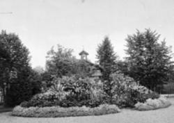 Hamar, Børstad Gård, inntun med blomsterbed, hageanlegg