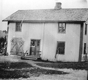 EKSTERIØR: LUSHATTEN, VANG ALLMENNING